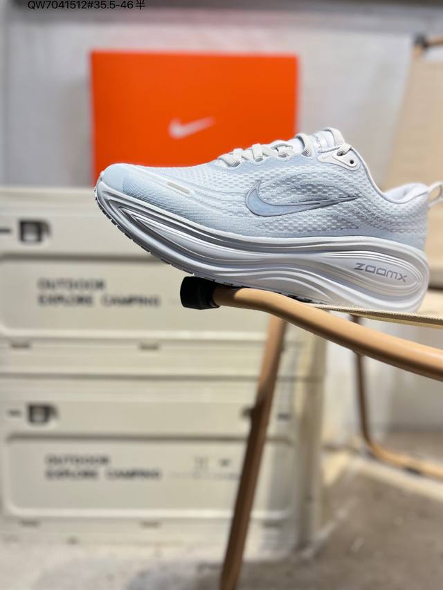 Nike Vomero Plus 耐克 舒适减震防滑 低帮跑步鞋 全掌Reactx泡绵中底 前掌和后跟还配备了Air Zoom气垫单元 据说跑起来更快更舒适哦