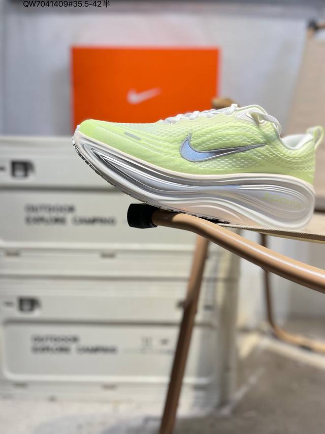 Nike Vomero Plus 舒适减震防滑 低帮跑步鞋 全掌Reactx泡绵中底 前掌和后跟还配备了Air Zoom气垫单元 据说跑起来更快更舒适哦 这次最