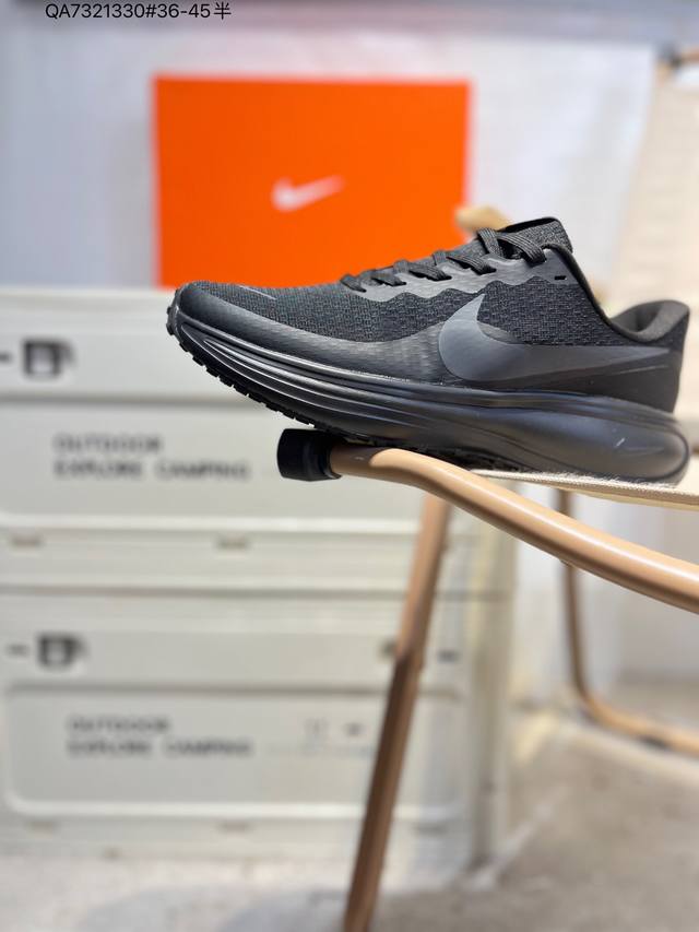 Nk Revolution 8 伦敦8代 超轻网面跑步鞋 兼顾迅疾外观和稳固脚感后跟覆面和中足动态支撑巧妙融合 缔造稳定顺畅的迈步体验Hj9198 Qa7321