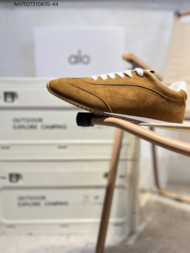 Lo Yogaalosunset新款运动鞋绒面革低帮薄底休闲鞋简约风 采用柔软麂皮拼接透气内里，鞋底具备一定缓震性，适合日常通勤或周末出游。品牌目前主要面向亚洲