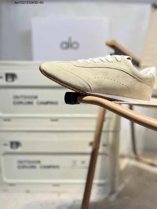 Lo Yogaalosunset新款运动鞋绒面革低帮薄底休闲鞋简约风 采用柔软麂皮拼接透气内里，鞋底具备一定缓震性，适合日常通勤或周末出游。品牌目前主要面向亚洲