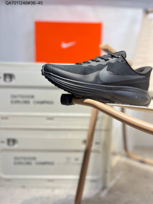 Nk Revolution 8 伦敦8代 超轻网面跑步鞋 兼顾迅疾外观和稳固脚感后跟覆面和中足动态支撑巧妙融合 缔造稳定顺畅的迈步体验Hj9198 Qa7011