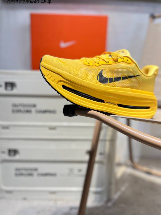 Nike Air Zoom Pegasus Premium 舒适减震防滑 低帮跑步鞋 全掌Reactx泡绵中底 前掌和后跟还配备了Air Zoom气垫单元 据说