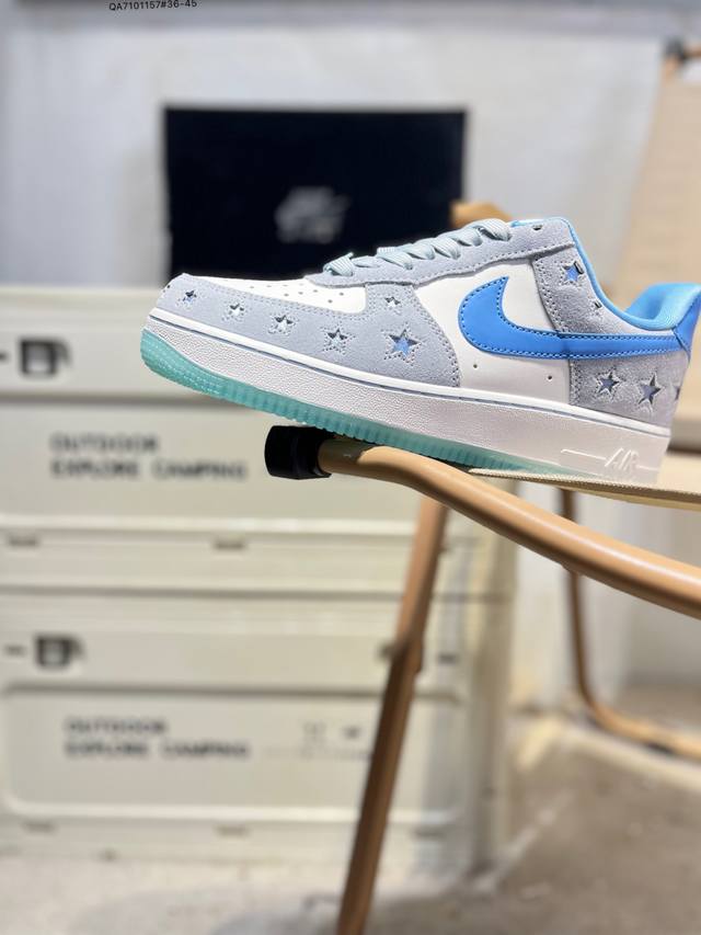 耐克 Nike Air Force 1 '07空军一号 百搭休闲运动板鞋。柔软、弹性十足的缓震性能和出色的中底设计，横跨复古与现代的外型结合Ah8462 Qa7