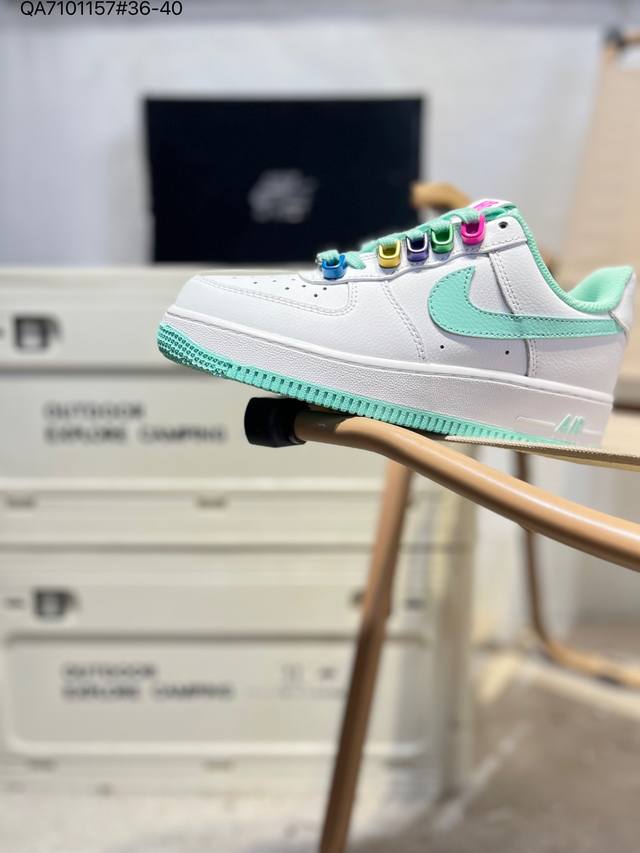 耐克 Nike Air Force 1 '07空军一号 百搭休闲运动板鞋。柔软、弹性十足的缓震性能和出色的中底设计，横跨复古与现代的外型结合Ah8462 Qa7