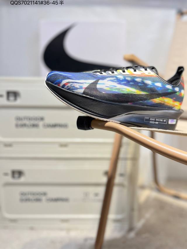 Nike Vaporfly Next%4 减震马拉松跑步鞋 整体采用前作的设计语言，并且对后者的细节进行升级，马拉松和长距离路跑的性能极限设计而生。 货号:Ib