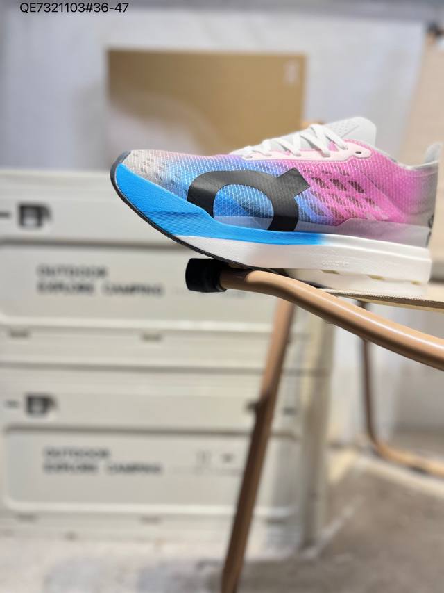 昂跑 On Cloudnova Flux 男女款同款轻量舒适款运动鞋 透气缓震跑步鞋。Cloudnova家族的全新成员:Cloudnovaflux,流畅的时尚外