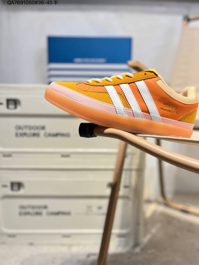 采用长绒翻毛皮组合牛巴革鞋面材质#内环保海玻璃鞋垫#外置Rb橡胶大底三叶草新联名鞋造型太独特拉美知名说唱歌手 坏痞兔Bad Bunny X Adidas Gaz