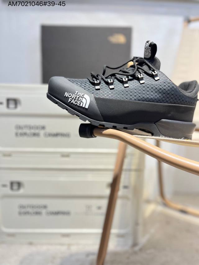 原楦型开发纸版#采用防剐蹭复合牛津布料组合模塑鞋头橡胶片鞋面材质#中底嵌入Eva缓震组合耐磨锯齿耐磨橡胶大底北面机能风鞋太酷了著名户外品牌-北面 The Nor