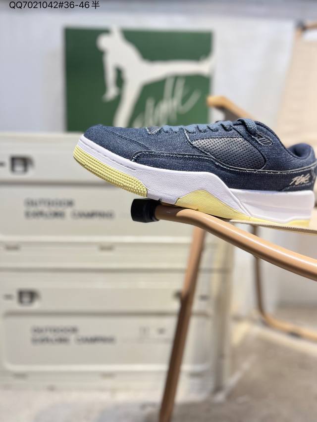 Air Jordan Flight Court 乔丹低帮复古篮球鞋 设计简约又不失复古韵味 鞋内的鞋垫柔软且有弹性 能够很好地缓冲落地时的冲击力 鞋面的材质贴合