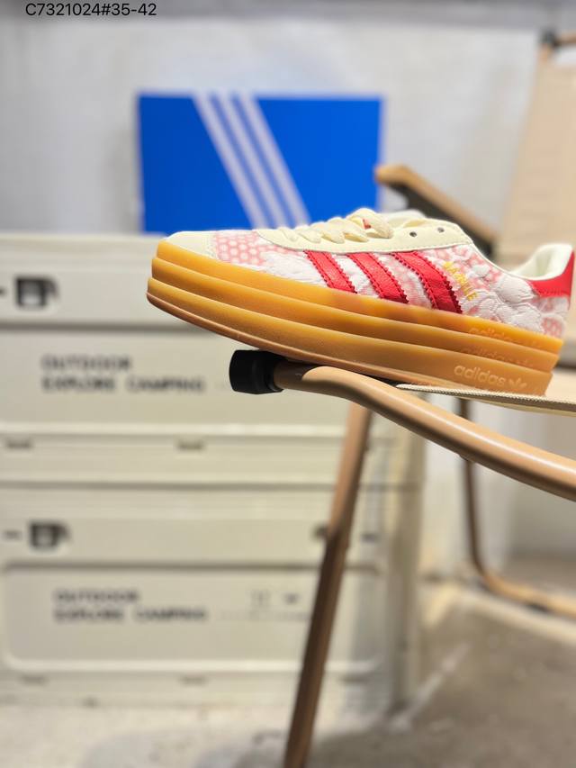 Adidas 阿迪达斯 德训系列 男女鞋真标半码制，升级原楦原纸版开发版型，采用翻毛皮组合蛇纹纤维革鞋面材质，外置加厚橡胶大底“灵蛇新生”为灵感,推出了2025