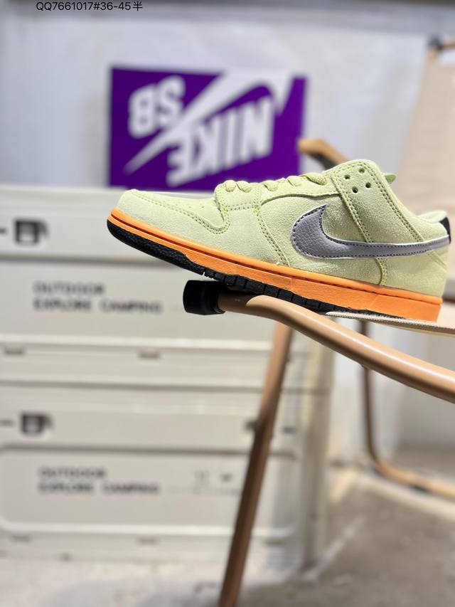 耐克Nike Dunk Low 板鞋Sb系列经典百搭休闲运动板鞋加厚鞋舌的填充，使舒适性大大提升，同时也更方便穿脱中底部分则加入了脚感柔软舒适Zoomair气垫