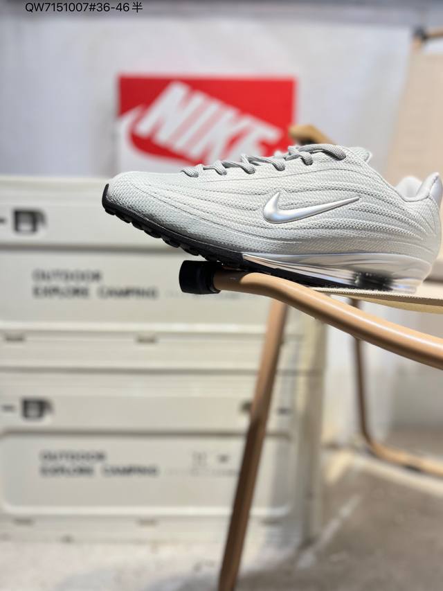 Nike Shox Z 耐克低帮复古舒适百搭男女运动休闲鞋 Nike Shox Z 以简约设计诠释高阶运动风格，但它绝非低调之作。 新品延续了千禧年之初 Sho