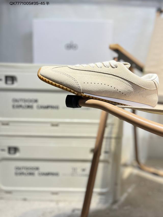 Lo Yogaalosunset新款运动鞋绒面革低帮薄底休闲鞋简约风 采用柔软麂皮拼接透气内里，鞋底具备一定缓震性，适合日常通勤或周末出游。品牌目前主要面向亚洲