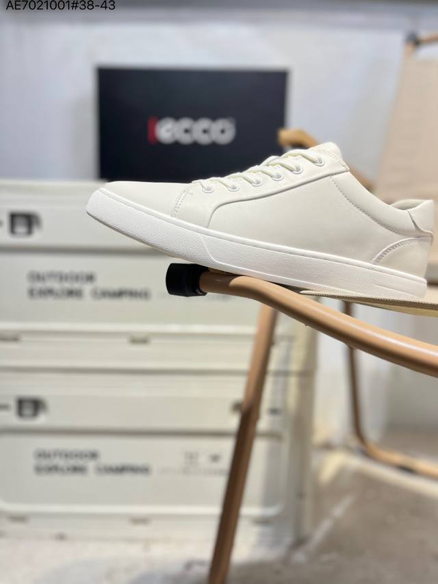 Ecco爱步男鞋轻便透气舒适耐穿 亲肤吸汗舒适内里 防滑防磨 持久干爽 简约粗绳系带 穿脱更加方便 柔韧防滑大底 鞋底立体凹槽 凹凸花纹加持 增强防滑减震性能