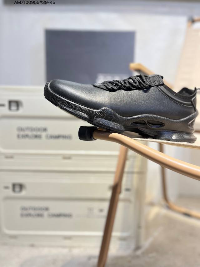 Ecco爱步男鞋轻便透气舒适耐穿 亲肤吸汗舒适内里 防滑防磨 持久干爽 简约粗绳系带 穿脱更加方便 柔韧防滑大底 鞋底立体凹槽 凹凸花纹加持 增强防滑减震性能