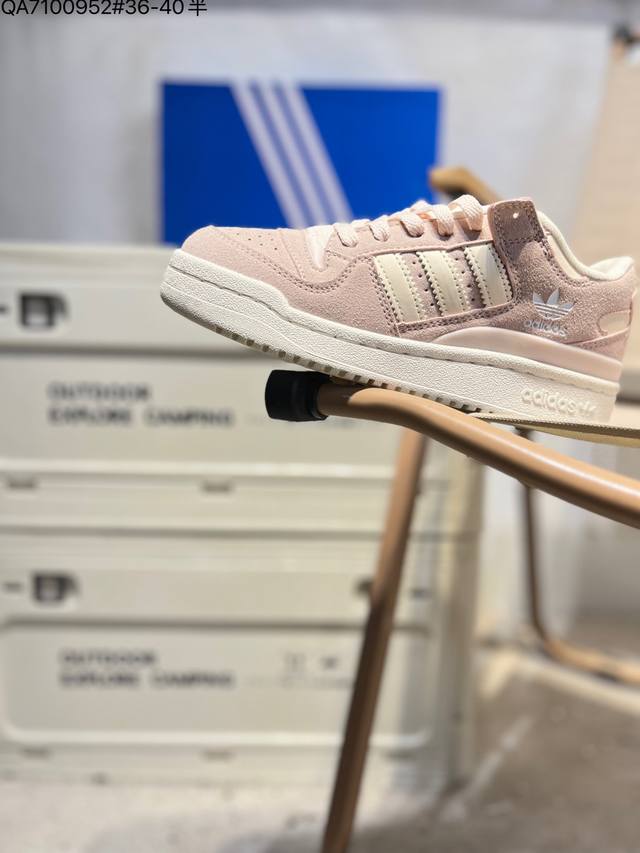 Adidas 阿迪达斯罗马系列 Forum 84 Low Shoes 饰有摩登细节的Forum 经典板鞋运动鞋休闲篮球运动鞋。当Adidas Forum篮球鞋初