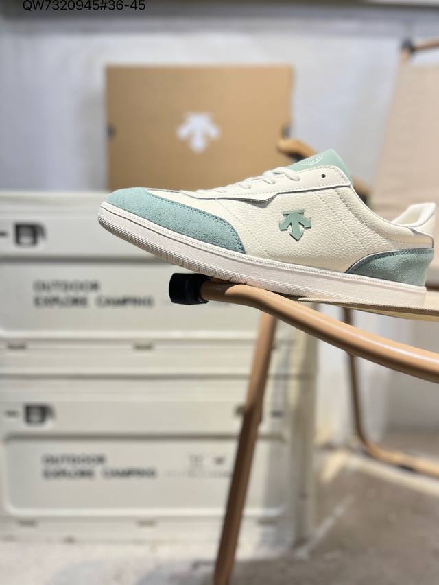 迪桑特Descente Court Sb 市面最优品质 区别市场版本 Descente 迪桑特 创立于1935年，品牌名取自法语词汇，意为“滑降”。品牌箭头标识