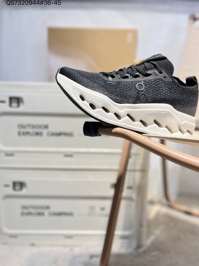 昂跑 On Cloudnova Flux 男女款同款轻量舒适款运动鞋 透气缓震跑步鞋。Cloudnova家族的全新成员:Cloudnovaflux,流畅的时尚外