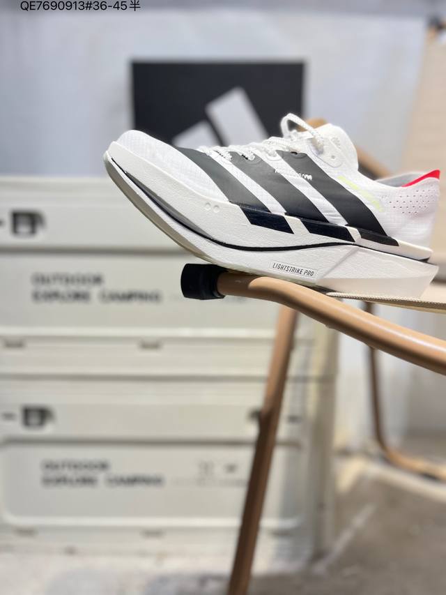 Ad Adizero 5 M马拉松竞速专业跑鞋 Ki3393 Celermesh针织网面非常轻薄 纤维间的缝隙很大 可以保证跑步时的透气、排汗效果 鞋舌直接与两