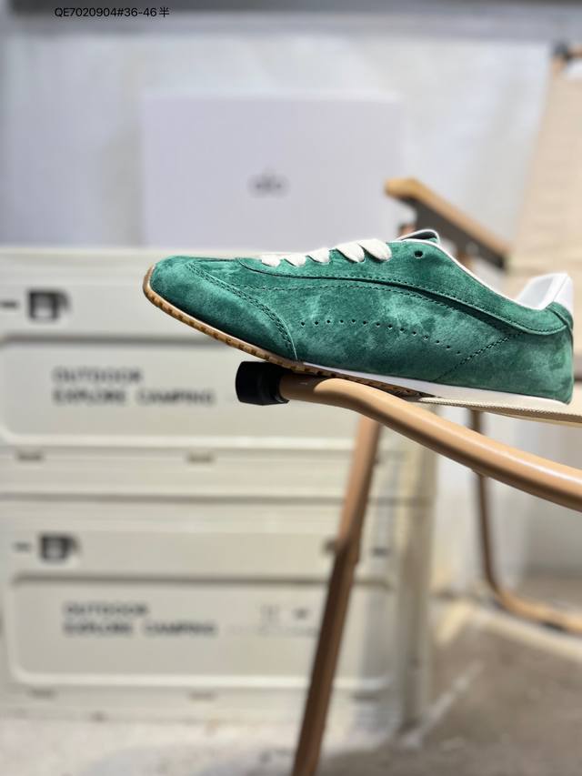 Lo Yogaalosunset新款运动鞋绒面革低帮薄底休闲鞋简约风 采用柔软麂皮拼接透气内里，鞋底具备一定缓震性，适合日常通勤或周末出游。品牌目前主要面向亚洲