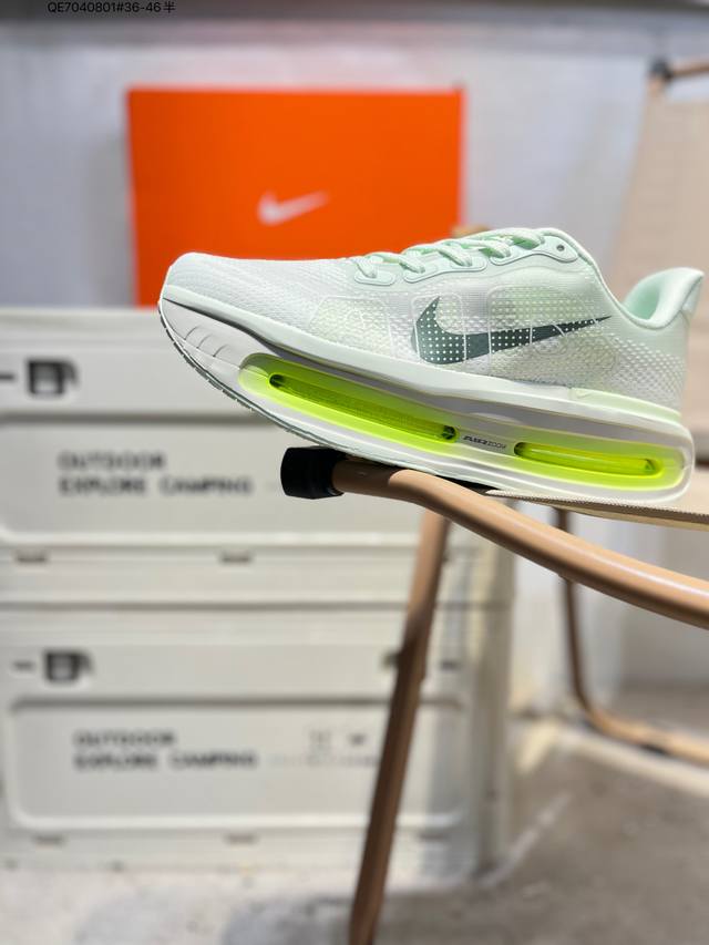 Nike Air Zoom Pegasus Premium 舒适减震防滑 低帮跑步鞋 全掌Reactx泡绵中底 前掌和后跟还配备了Air Zoom气垫单元 据说
