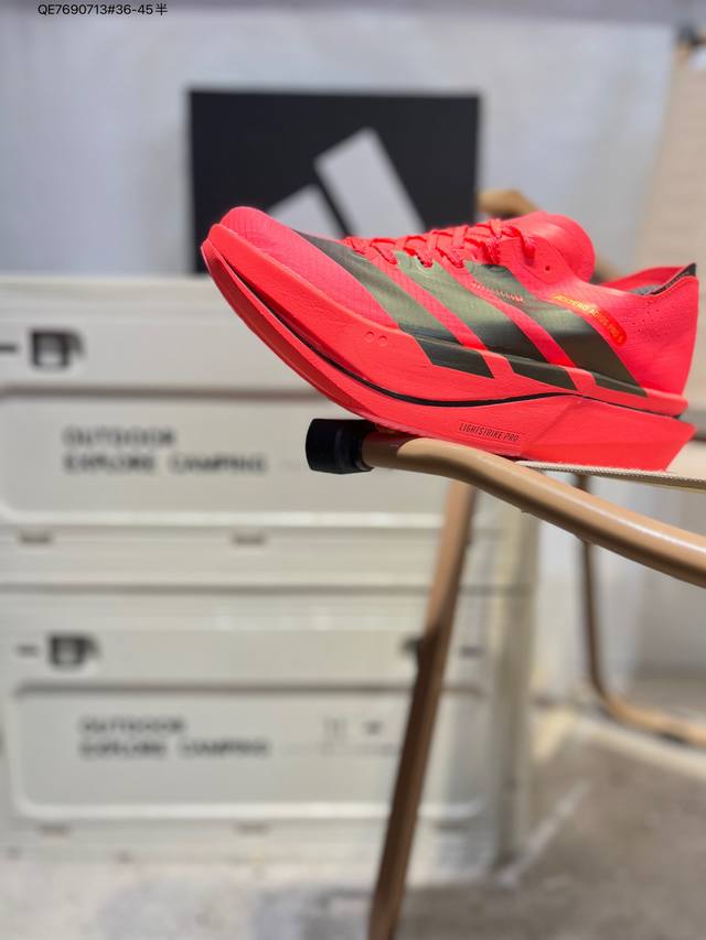 Adidas Adizero Adios 5 M 马拉松竞速专业跑鞋 Celermesh针织网面非常轻薄 纤维间的缝隙很大 可以保证跑步时的透气、排汗效果 鞋舌