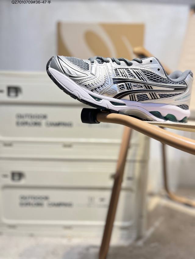 Asics Gel-Kayano 14亚瑟士经典跑鞋 如今机能风和户外风吹得正劲，便是主打“Urban Outdoor机能越野风格”，城市和户外场景都能轻松应对