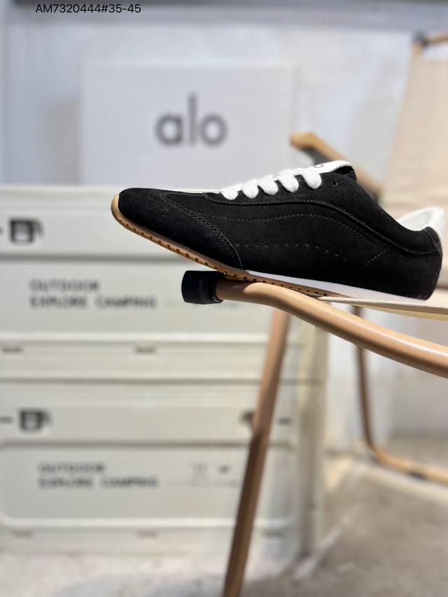 Lo Yogaalosunset新款运动鞋绒面革低帮薄底休闲鞋简约风 采用柔软麂皮拼接透气内里，鞋底具备一定缓震性，适合日常通勤或周末出游。品牌目前主要面向亚洲