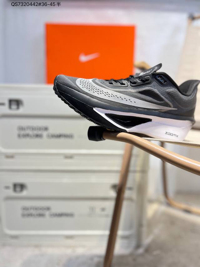 Nike耐克 Zoom Fly 6 马拉松运动缓震跑步鞋！ 保留经典马拉松鞋款造型双层材质鞋面飞线编织 网纱附面 兼顾包裹感以及透气性带来最佳的专业级跑鞋体验！