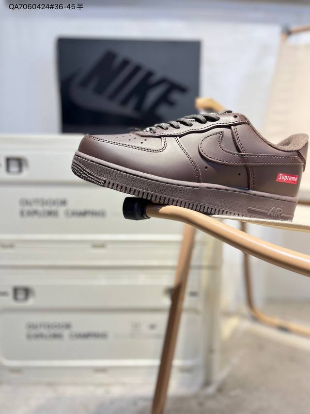 Supreme X 耐克 Nike Air Force 1 '07空军一号 百搭休闲运动板鞋。柔软、弹性十足的缓震性能和出色的中底设计，横跨复古与现代的外型结合