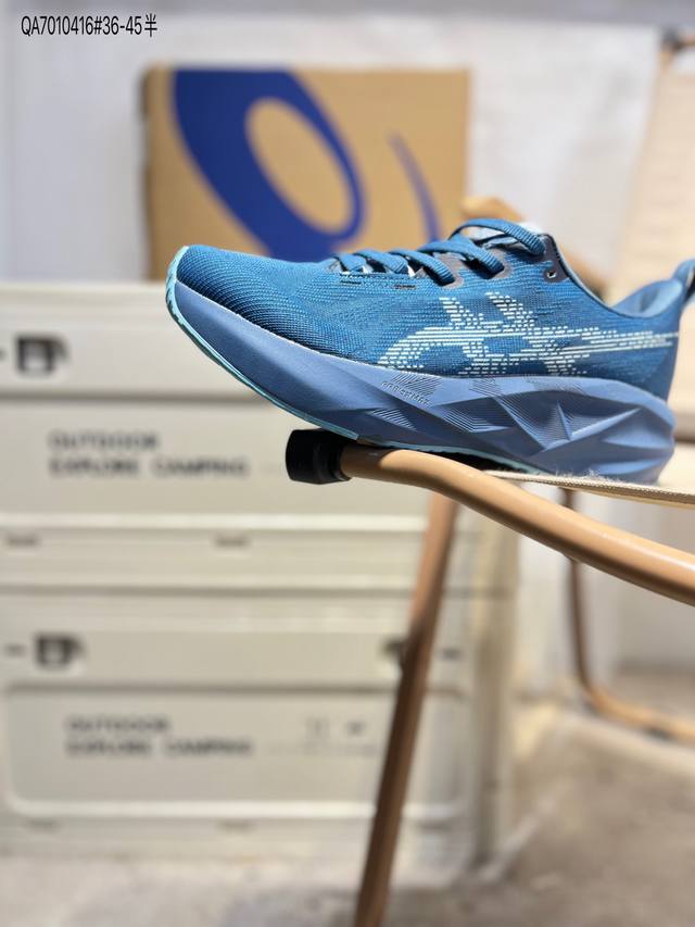 Asics Novablast 5亚瑟士经典跑鞋 如今机能风和户外风吹得正劲，便是主打“Urban Outdoor机能越野风格”，城市和户外场景都能轻松应对。关