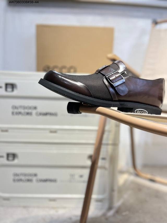 Ecco爱步男鞋轻便透气舒适耐穿 亲肤吸汗舒适内里 防滑防磨 持久干爽 简约粗绳系带 穿脱更加方便 柔韧防滑大底 鞋底立体凹槽 凹凸花纹加持 增强防滑减震性能