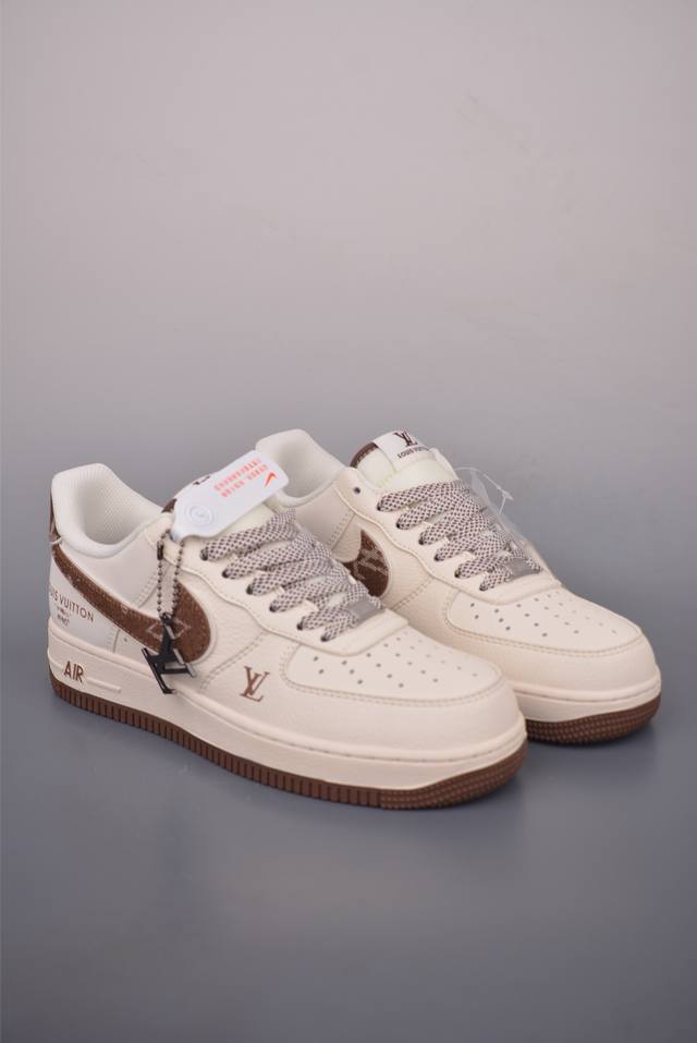 Nike Air Force 1 Low Lv联名 原楦头原纸板 打造纯正空军版型 专注外贸渠道 全掌内置蜂窝气垫 原盒配件 原厂中底钢印、拉帮完美 官方货号: