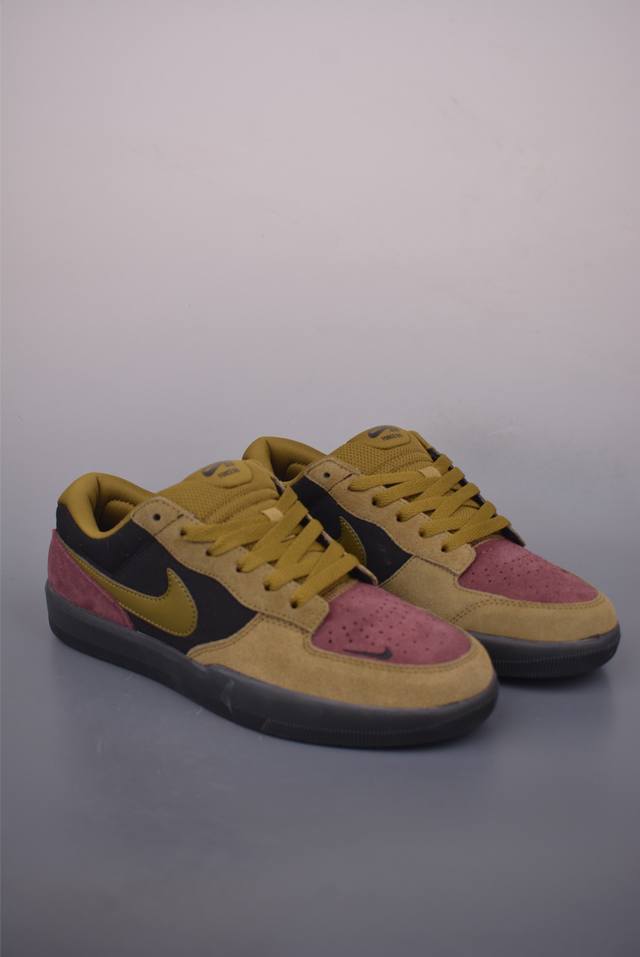 耐克Nike Sb Force 58 硫化杯底 传统篮球风格 原楦版型 Nike Sb Force 58 男 女滑板鞋采用包边设计 经久耐穿 硫化结构则有效提升