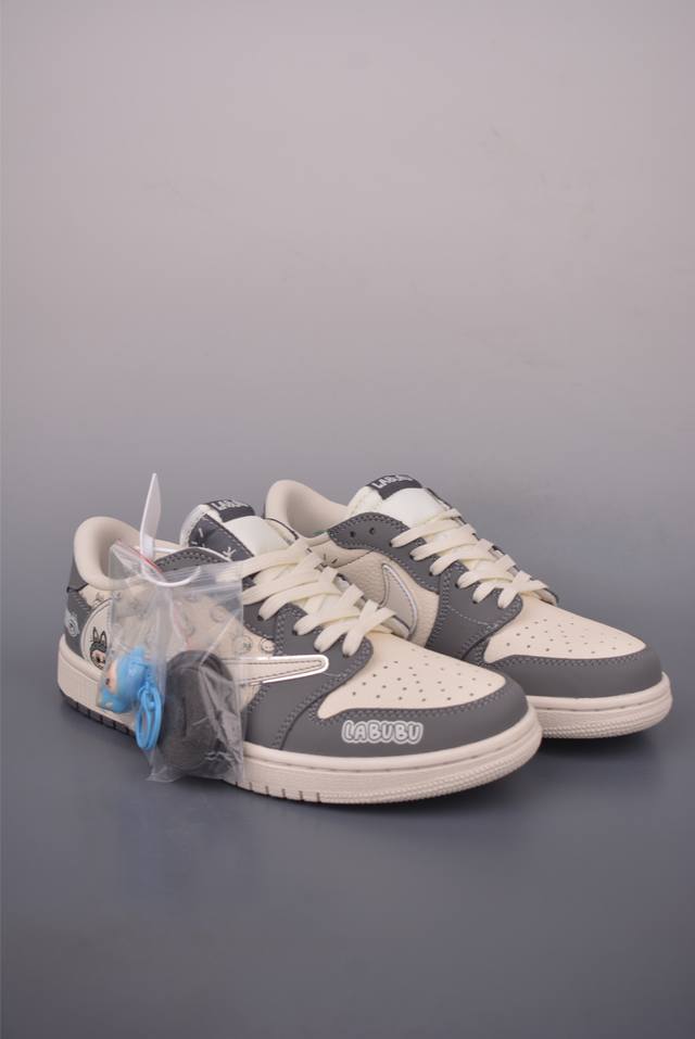 Fragment X Travis Scott X Labubu Air Jordan 1 Low 解构鞋带 三方联名倒钩 全新的三方联名低帮倒钩鞋面延续了黑脚