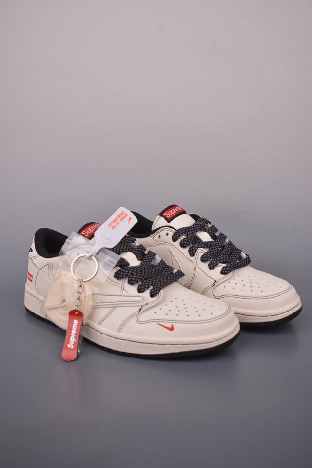 Fragment X Travis Scott X Supreme Air Jordan 1 Low 解构鞋带 三方联名倒钩 全新的三方联名低帮倒钩鞋面延续了黑