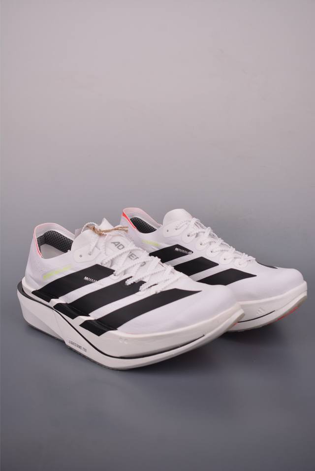 Adidas Adizero Adios 5 M 阿迪超轻透气缓震跑鞋 全掌碳板 整体外观造型与Adizero Adios Pro Evo 1非常相似 中底配置