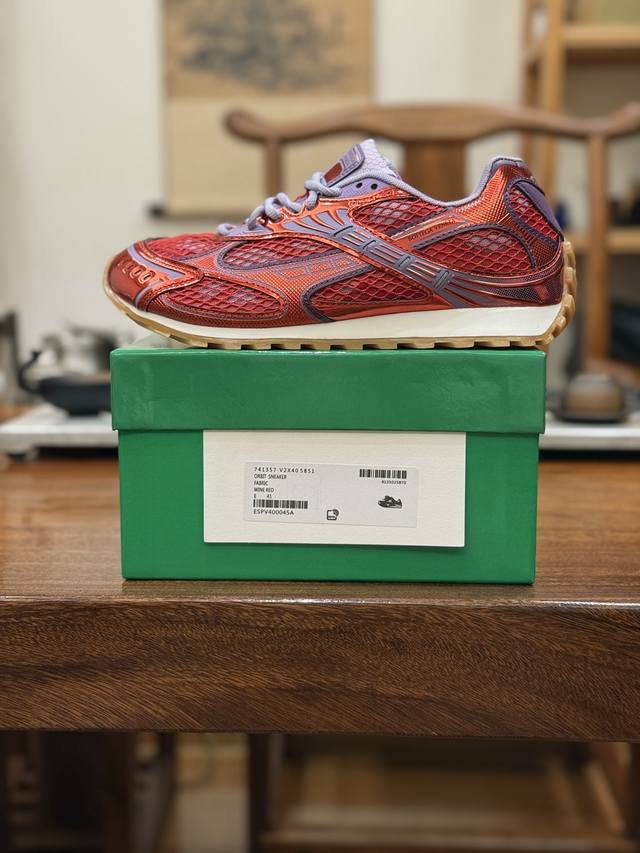 Bottega Veneta葆蝶家网纱款 Orbit 织物 圆头系带跑鞋 此款鞋采用近几年比较流行的版型设计，外观时尚大气。鞋底采用耐磨的材质，穿上它，让您在平