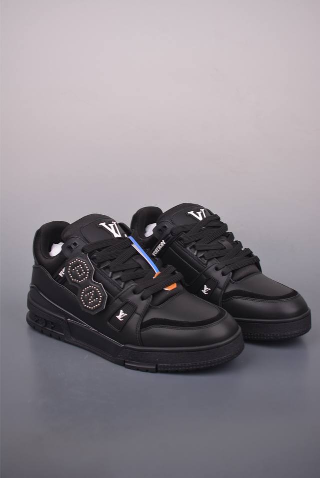 S Lv Trainer 限定联名 最新配色国内限定无售 原版购入历时近两个月开发打造 经典多拼色超好看 原版完美楦型 调试了两个月 鞋面独家订制压纹粒面小牛皮