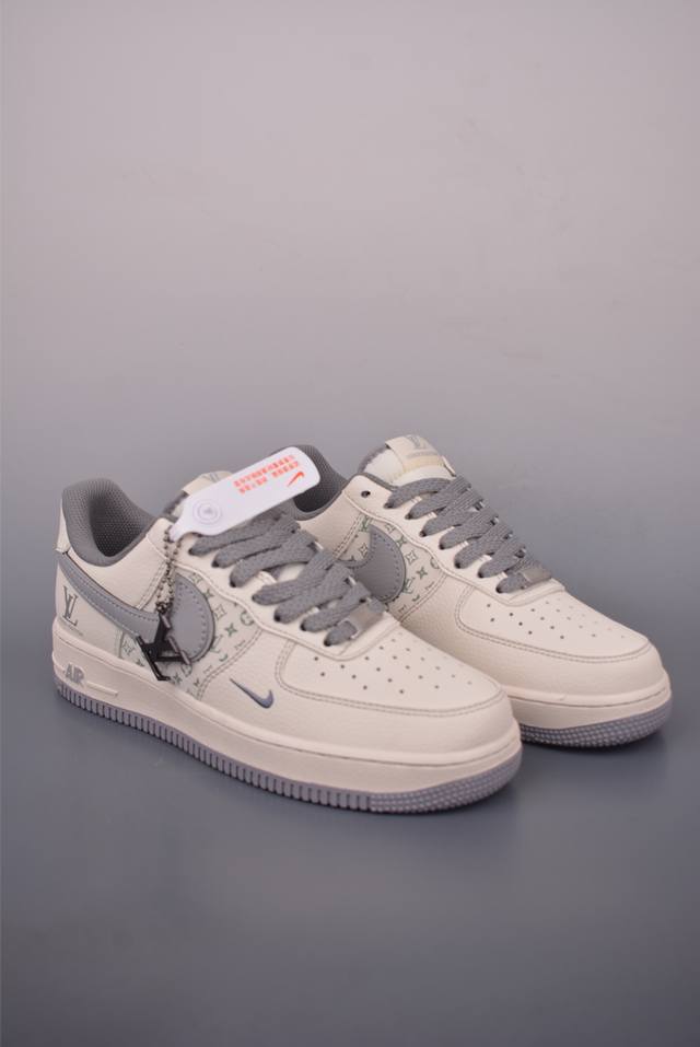 Nike Air Force 1 Low Lv联名 原楦头原纸板 打造纯正空军版型 专注外贸渠道 全掌内置蜂窝气垫 原盒配件 原厂中底钢印、拉帮完美 官方货号: