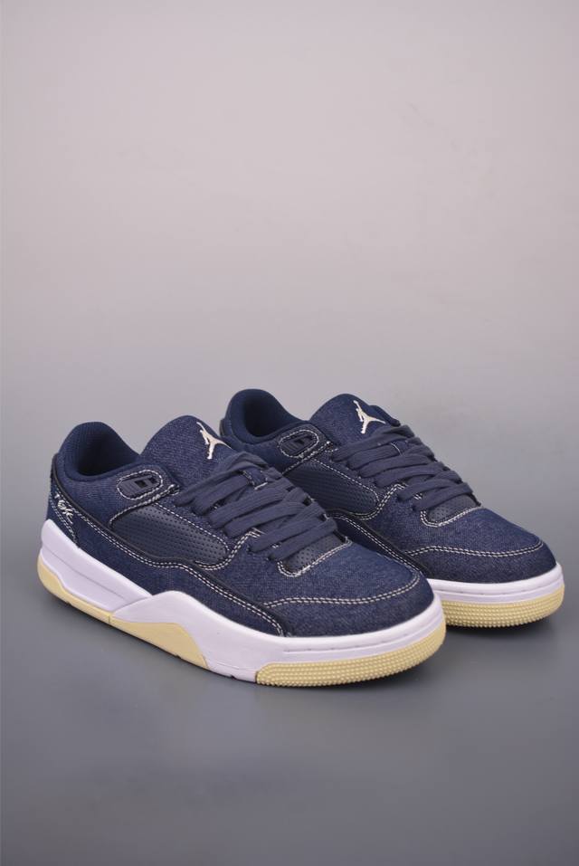 Air Jordan Flight Court 乔丹低帮复古篮球鞋 设计简约又不失复古韵味 鞋内的鞋垫柔软且有弹性 能够很好地缓冲落地时的冲击力 鞋面的材质贴合