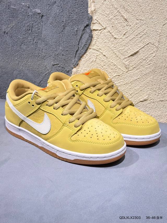 耐克Nike Sb Dunk Low Pro 复古低帮 休闲运动滑板板鞋。采用脚感柔软舒适Zoomair气垫，有效吸收滑板等极限运动在落地时带来的冲击力，为街头