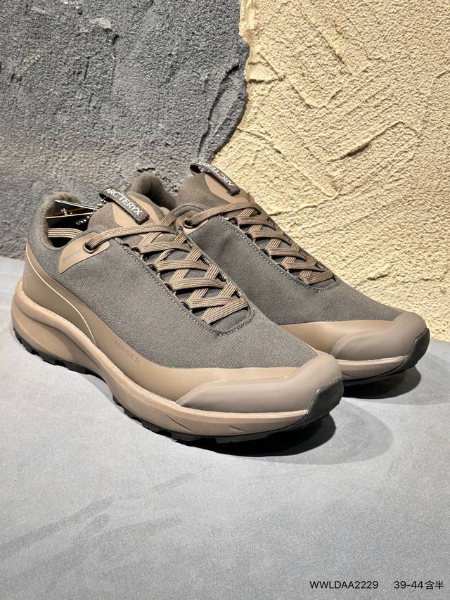 新品上市实拍 Arcteryx Konseal Lt W 始祖鸟 此款鞋采用近几年比较流行的版型设计，外观时尚大气，鞋底采用耐磨的材质，穿上它，让您在平时生活和