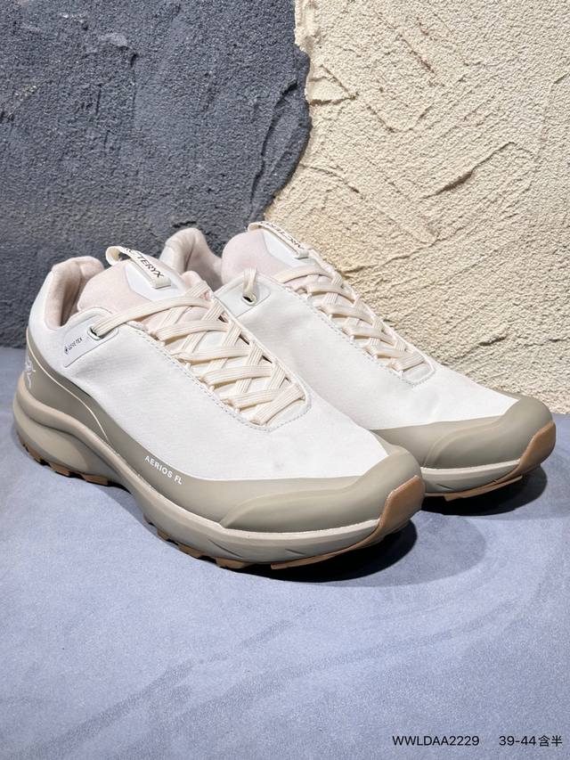 新品上市实拍 Arcteryx Konseal Lt W 始祖鸟 此款鞋采用近几年比较流行的版型设计，外观时尚大气，鞋底采用耐磨的材质，穿上它，让您在平时生活和