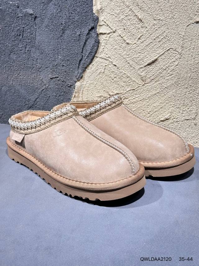 Ugg 品牌的起源可以追溯到澳大利亚，一战时期，澳大利亚飞行员用两块羊皮包裹成鞋子穿在脚上御寒，这种设计后来逐渐在澳洲流行开来。品牌正式创立于 1978 年，由