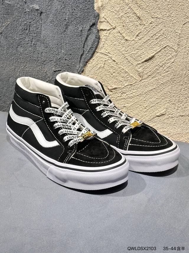 新品上市实拍 #Vans Sk8-Hi Pokonyan 神仙配色，鞋身采用宝蓝鹿皮绒 米白帆布搭配，加上红色Logo饰条，柠檬黄鞋舌织唛标可谓是点睛之笔，让你