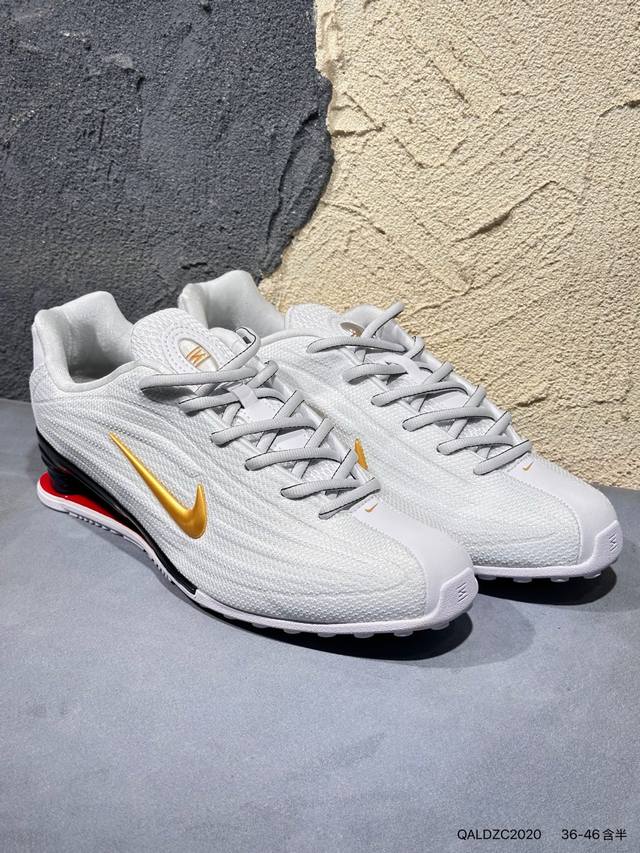 新品上市实拍 鞋头修长，侧面波浪感线条简洁流畅 鞋舌上用了垂直方向的Logo排布，辨识度挺高 侧面的半透明Swoosh非常有未来感 后跟保留了经典的四颗Shox