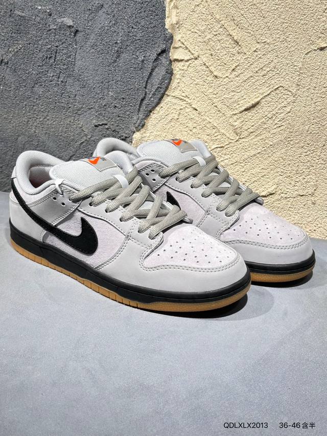 耐克Nike Sb Dunk Low Pro 复古低帮 休闲运动滑板板鞋。采用脚感柔软舒适Zoomair气垫，有效吸收滑板等极限运动在落地时带来的冲击力，为街头