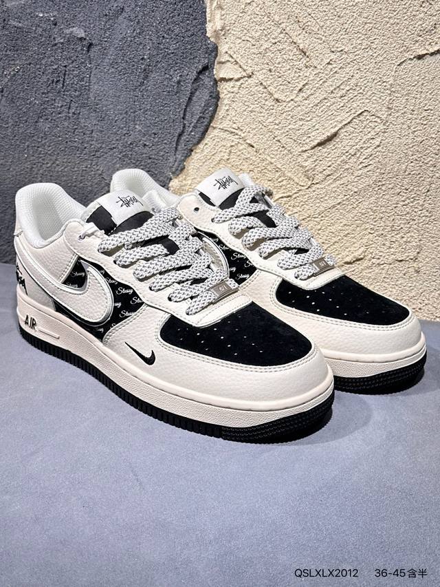 新品上市实拍 耐克Nike Air Force 1“07空军一号低帮百搭休闲运动板鞋。柔软、弹性十足的缓震性能和出色的中底设计，横跨复古与现代的外型结合，造就出